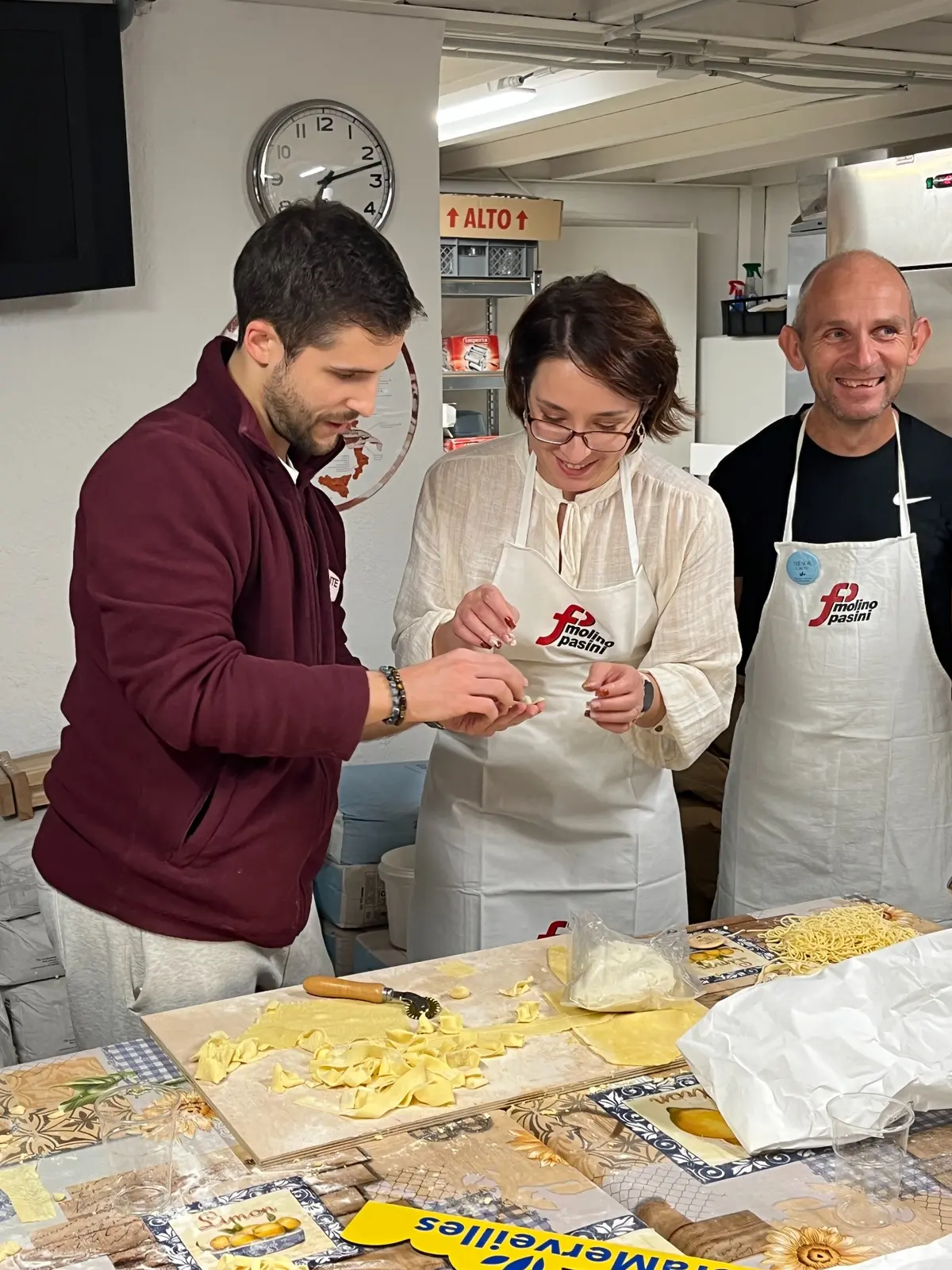 Fabrication manuelle de pâtes fraîches pendant un atelier Pasta Piemonte