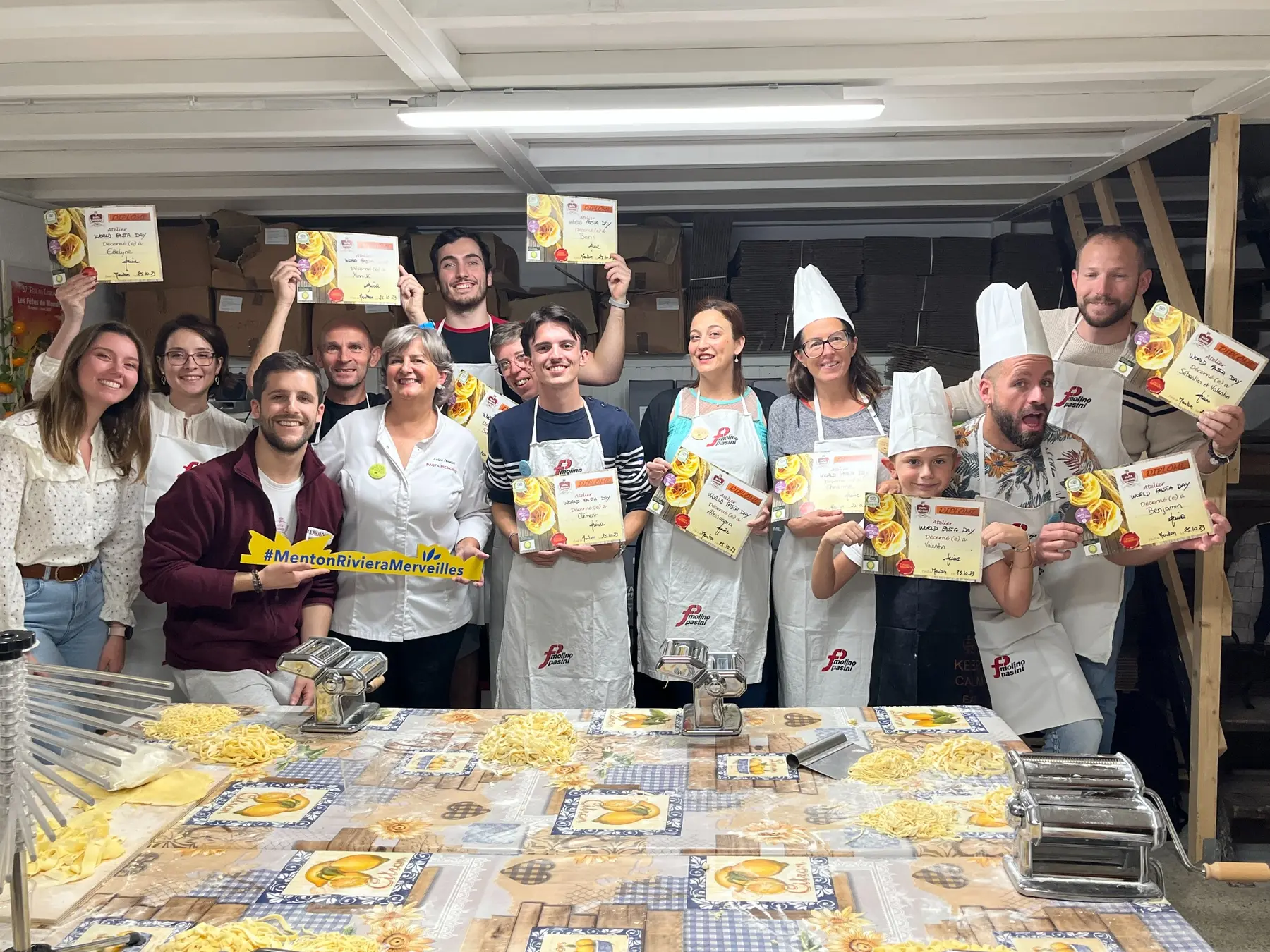 Participants à un atelier de pâtes fraîches chez Pasta Piemonte à Menton